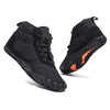 Barfuß-Winterschuh in Schwarz mit mittelhohem Schaft, rutschfester Profilsohle und Schnellverschlusssystem für kalte Outdoor-Tage.