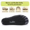 Schwarze Barfußschuhsohle mit flexiblem Profil in Nahaufnahme, ergänzt durch Icons für maximale Flexibilität, extra-dünne Sohle, breite Zehenbox und Nullabsatz-Design; Text: ‚Dünne und flexible Sohle – bereit für jede Situation