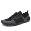 Schwarz-grauer Barfußschuh mit atmungsaktivem Mesh-Obermaterial, elastischem Schnellverschluss und flexibler Minimalsohle für natürliches Laufgefühl
